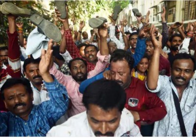 शरद पवार के घर चप्पल फेंकने के आरोप में 107 हुए गिरफ्तार, फिर भी नहीं थम रहा आंदोलन