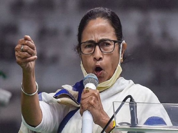 बंगाल चुनाव: EC के फैसले के खिलाफ धरने पर बैठीं ममता, लगाए ये गंभीर आरोप