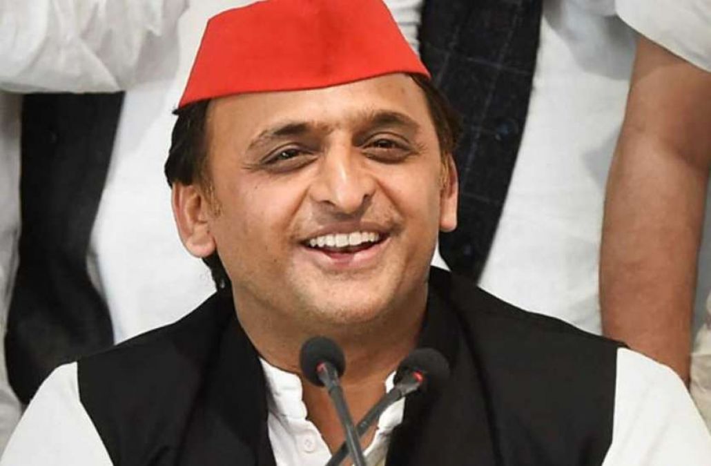 Akhilesh Yadav attacks BJP for the Bandra Incident