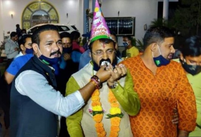 भाजपा जिलाध्यक्ष ने उड़ाई CM शिवराज के आदेश की धज्जियाँ, बीच कर्फ्यू में मनाई बर्थडे पार्टी