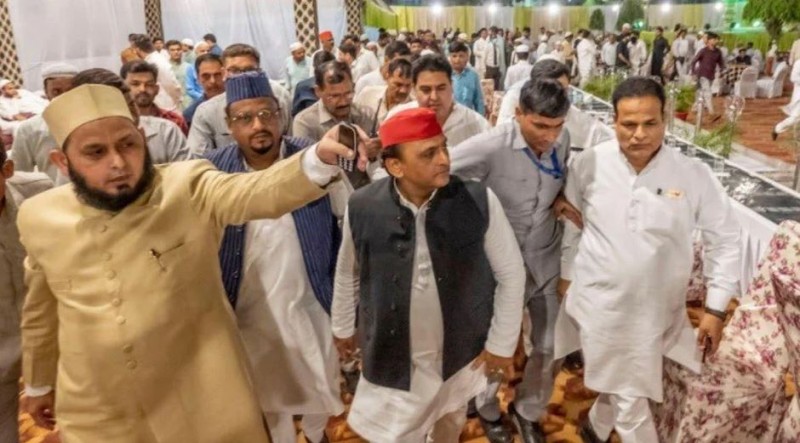Akhilesh Yadav attends Iftar party, creates ruckus