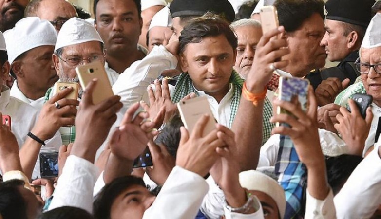 Akhilesh Yadav reached the Iftar party amidst the anger of Muslims, Kamal Farooqui said - existence will end