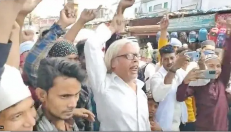 'Shaheed Atiq Amar Rahe, Yogi-Modi Murdabad...', the crowd raised slogans after reading namaz, prayers have already been made for the terrorists!