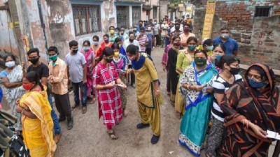 बंगाल में हिंसा के बीच बंपर मतदान जारी, डेढ़ बजे तक 57.30% मतदान दर्ज
