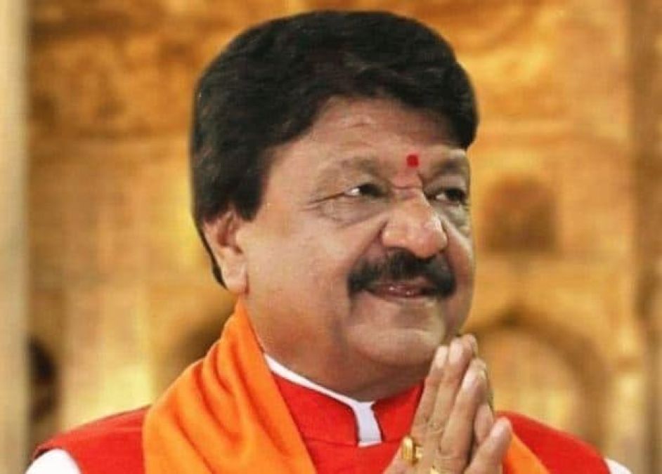 Kailash Vijayvargiya sits in protest at his residence against West Bengal government
