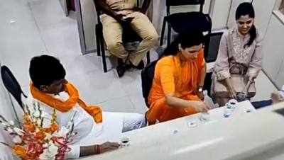 Navneet Rana was seen drinking tea in the police station! Mumbai Police Commissioner shared CCTV footage of the police station on misbehavior allegations
