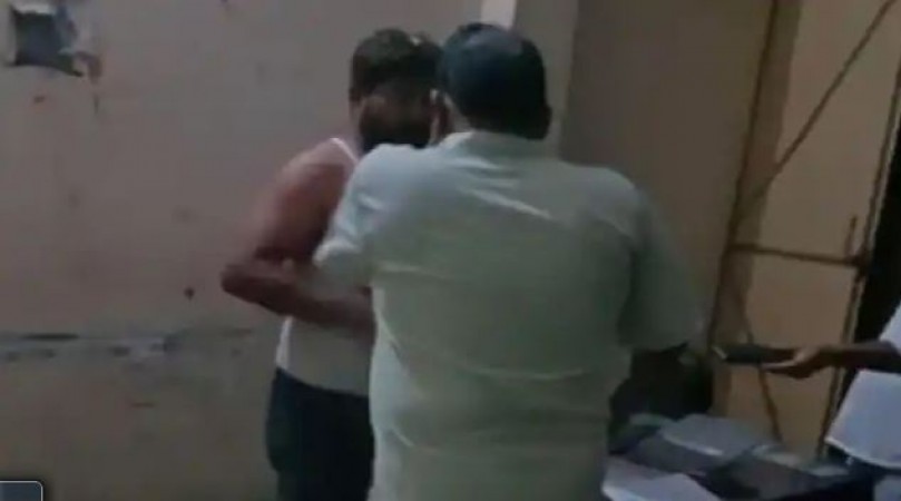 SP MLA Ashutosh Maurya's hooliganism, including supporters, entered powerhouse and beat up employees
