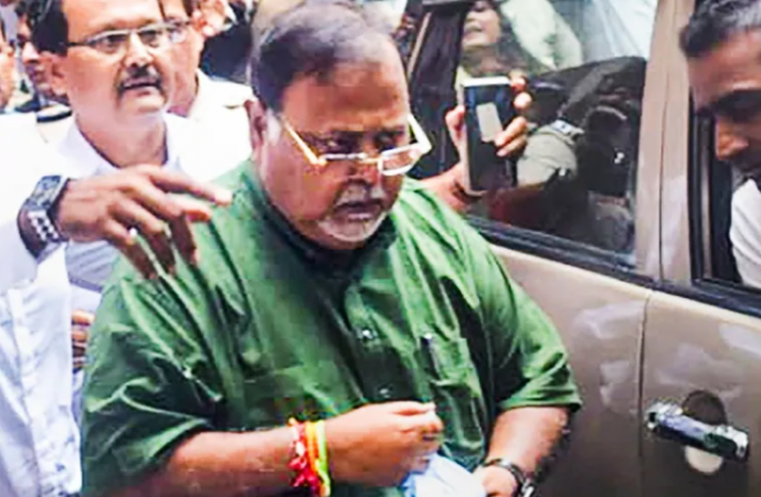 Video: Woman threw slipper at Partha Chatterjee, said- He is looting public money