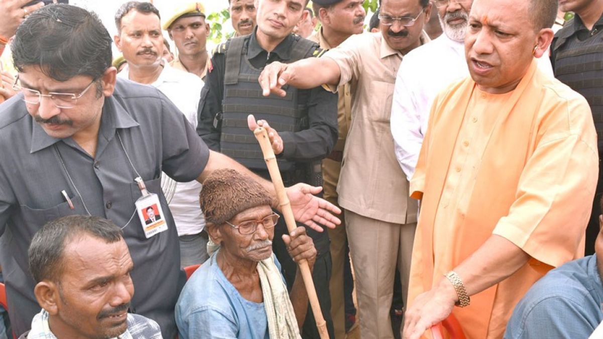 सीएम योगी की उपस्थिति में रिक्शा चालकों ने ली भाजपा की सदस्यता