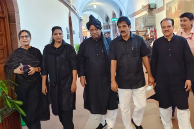 Congress protests, leaders in black clothes arrive in Parliament