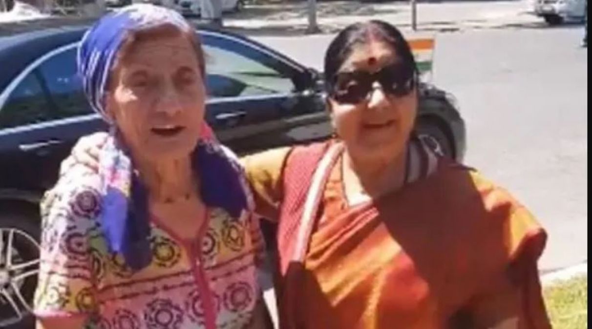 VIDEO : जब विदेशी महिला ने सुषमा के लिए गाया गाना, साथ खड़ी रहकर सुनती रही पूर्व विदेश मंत्री