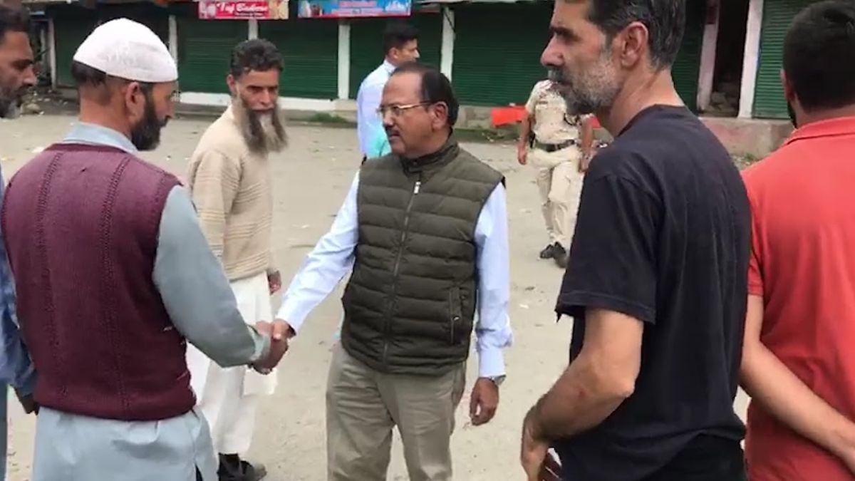 VIDEO: दूसरी बार जम्मू कश्मीर के दौरे पर पहुंचे NSA अजित डोभाल, स्थानीय लोगों से की मुलाकात