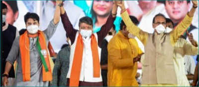 VIDEO: Shivraj and Vijayvargiya seen holding each other's hands and singing 'Yeh Dosti Hum Nahin Todenge'