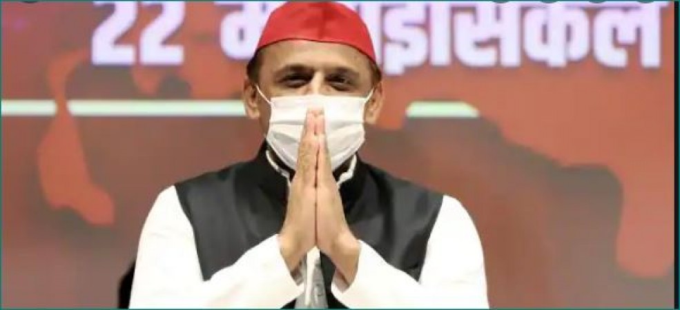 SP suffers another major setback ahead of polls, leader resigns