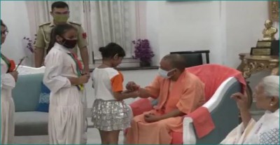 CM Yogi meets Governor Anandiben Patel, tied rakhi with children