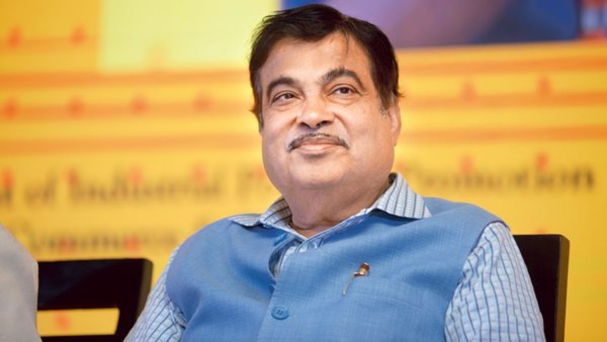Union Minister Nitin Gadkari warns officers, says 'will say people to wash you'