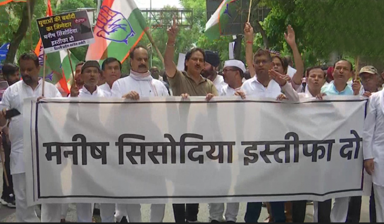 'Manish Sisodia should resign..,' Delhi Congress protests strongly after CBI raid