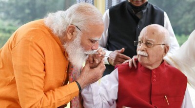 Modi and Advani spotted together after a long time, PM first honored