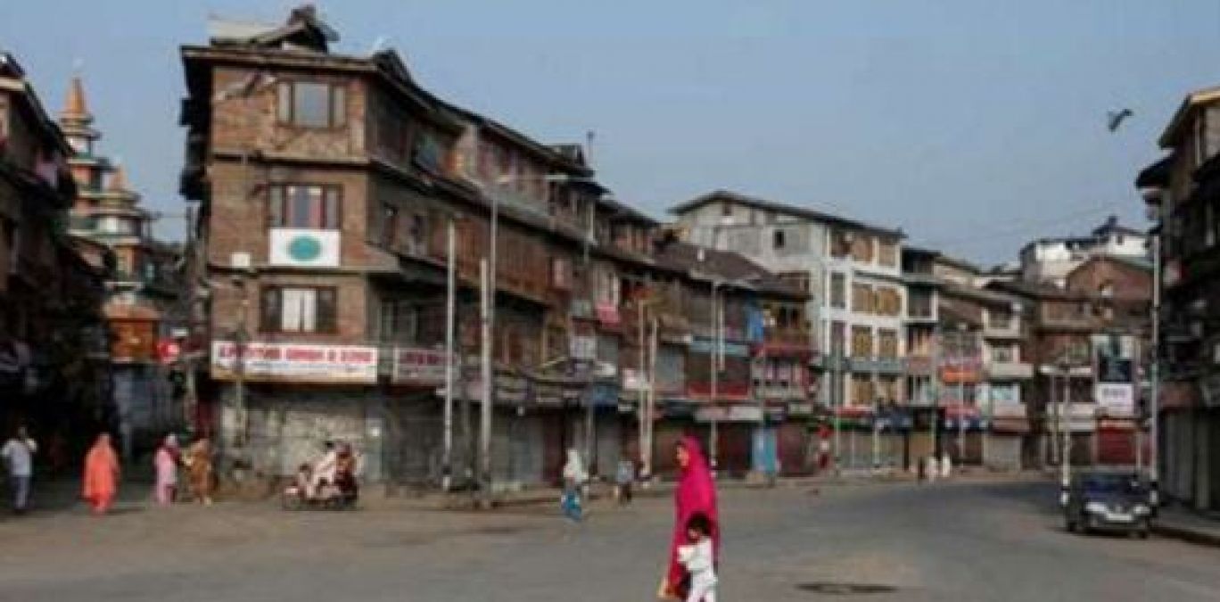 जम्‍मू-कश्मीर में जन-जीवन पर है सबकी नजरे, ATM से निकले 800 करोड़