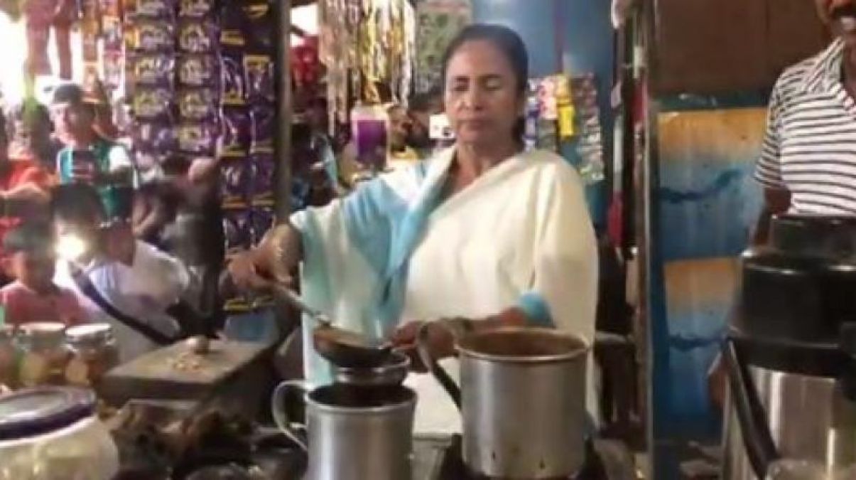 VIDEO: जब पश्चिम बंगाल सीएम ने 'ममता' लुटाई, सड़क पर चाय बनाकर लोगों को पिलाई