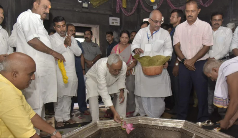 Nitish kumar visits Vishnupad temple with Muslim minister, temple management furious