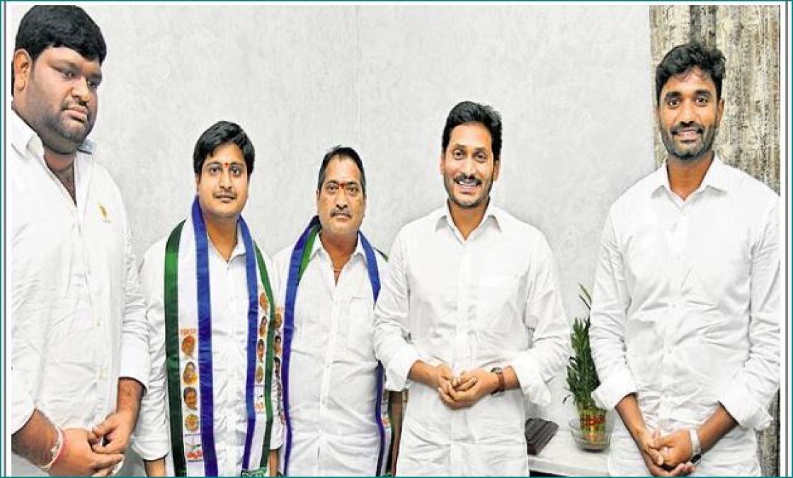 तेलुगु देशम पार्टी को लगा एक और बड़ा झटका, YSRCP में शामिल हुआ यह पूर्व विधायक