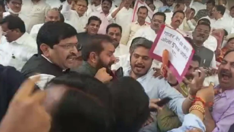 MLAs of BJP and Maha Vikas Aghadi enter into a war of words outside the State Assembly