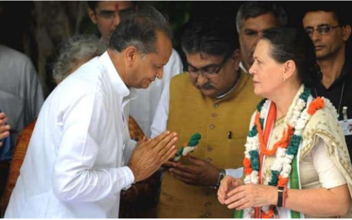 Gehlot met Sonia and said- 'Sorry, will not contest the election'