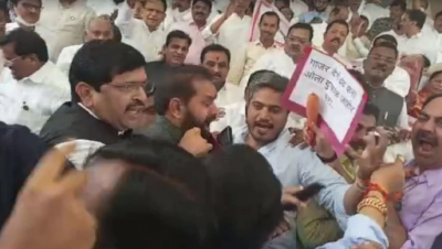 MLAs of BJP and Maha Vikas Aghadi enter into a war of words outside the State Assembly