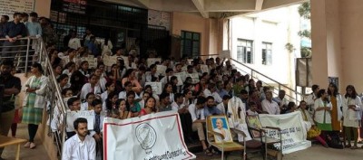 कर्नाटक सीएम के आश्वासन के बाद सरकारी डॉक्टरों ने ली हड़ताल वापस