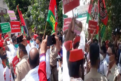 यूपी सरकार के विरुद्ध सड़क पर उतरे समाजवादी पार्टी के कार्यकर्ता, किया जमकर हंगामा