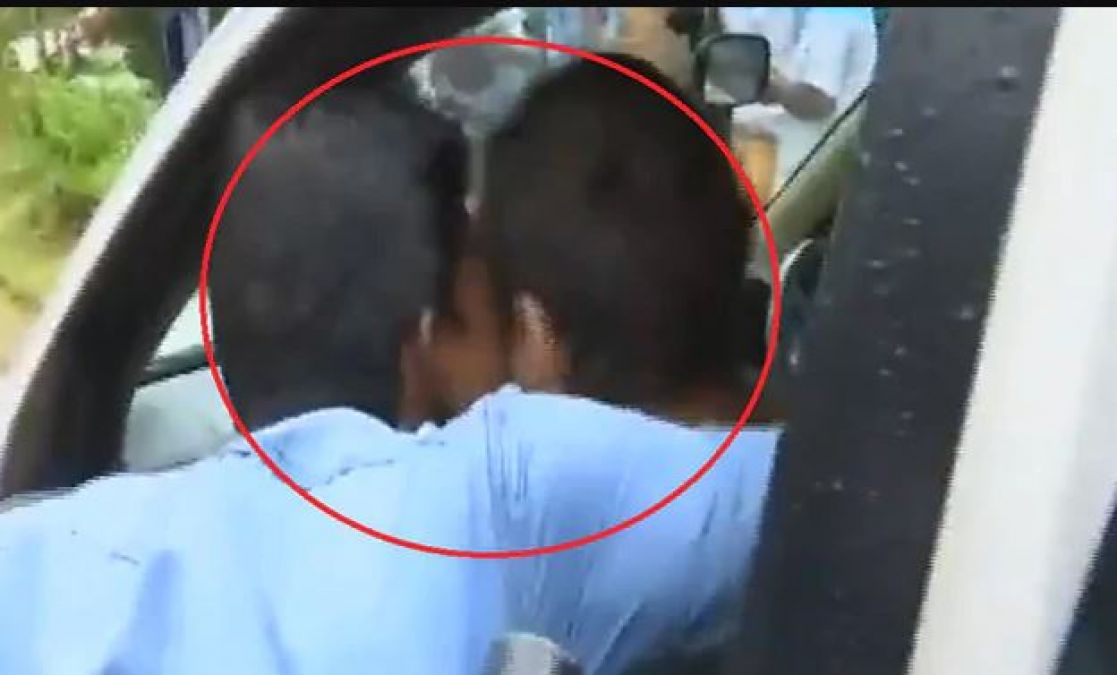 VIDEO : राहुल गांधी के साथ शर्मनाक हरकत, शख्स ने गले में डाला हाथ और कर लिया किस