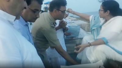 IPS officer in uniform touched Mamata Banerjee's feet, video goes viral