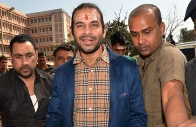 Tej Pratap in action after meeting Lalu; arrives at RJD office on Sunday
