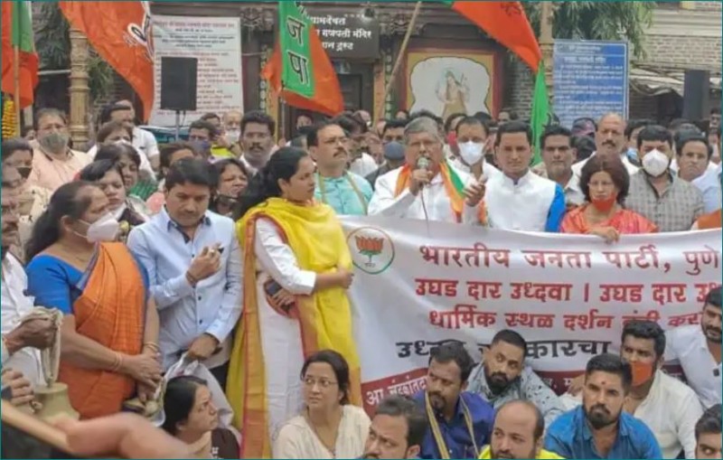 महाराष्ट्र में मंदिरों को खोलने की मांग पर अड़ी BJP