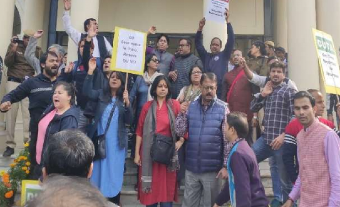 दिल्ली विश्वविद्यालय : अपनी मांगों को लेकर कार्यकर्ताओं का फूटा गुस्सा, गेट तोड़कर...
