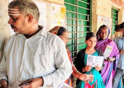 Karnataka bypolls: दोपहर डेढ़ बजे तक 33 फीसद मतदान,उम्मीदवारों का भाग्य दिन होगा तय