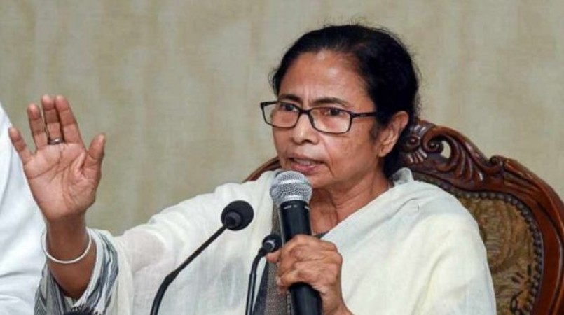 किसान आंदोलन: बंगाल में ममता की हुंकार, कहा- या तो कानून वापस ले या गद्दी छोड़े सरकार