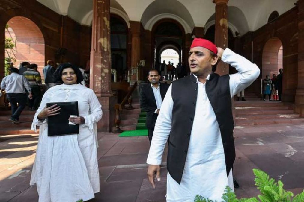 Unnao misdemeanor case: Akhilesh Yadav protests outside assembly, targeted at BJP government