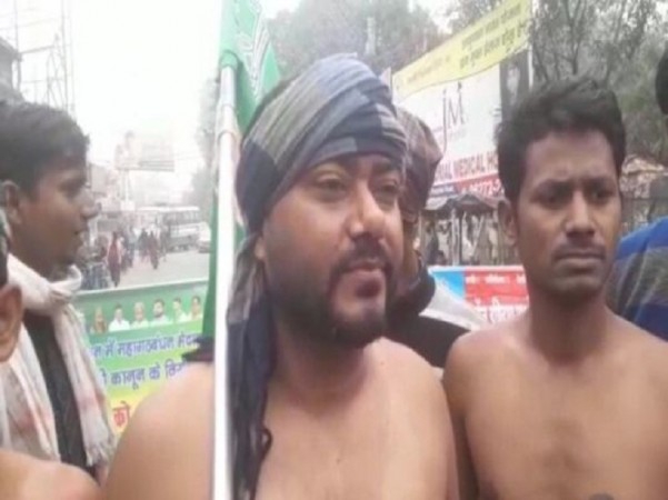 भारत बंद: बिहार में राजद कार्यकर्ताओं का प्रदर्शन, ठंड में कपड़े उतारकर की नारेबाजी