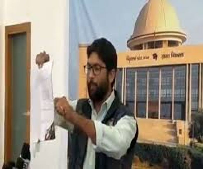 गुजरात: निर्दलीय विधायक ने विधानसभा के बाहर स्‍टेच्‍यू ऑफ यूनिटी बिल की कॉपी जलाई