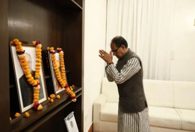 CM Shivraj bows to Pranab Mukherjee on his birth anniversary