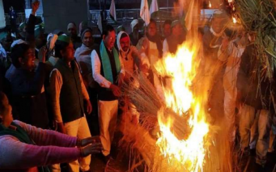 Farmers set the sugarcane on fire, they will occupy the district headquarters if demands gets rejected