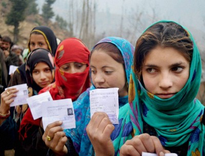 जम्मू कश्मीर में DDC चुनाव के लिए छठे चरण का मतदान जारी, चप्पे चप्पे पर पुलिस तैनात