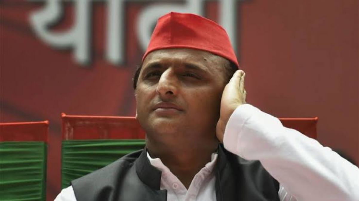 Akhilesh Yadav's attack on PM Modi, SPs member tie black band to protest