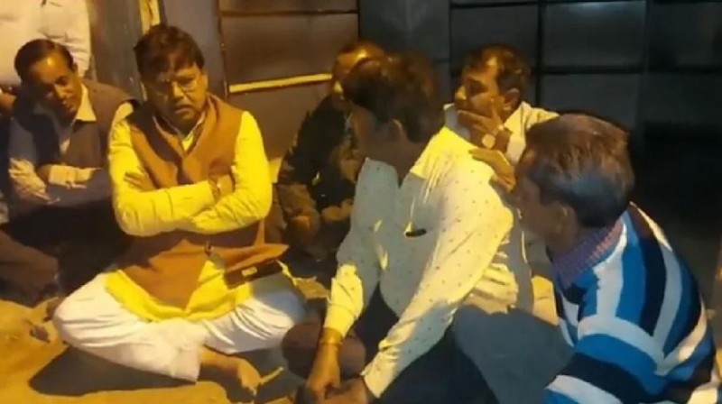 Minister spends whole night on road in cold, know the whole matter