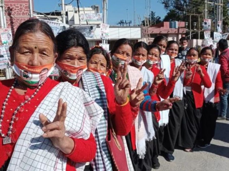 राहुल गांधी के संबोधन से पहले अचानक मंच पर आ पहुंचा चाय वाला, और फिर बदल गया माहौल