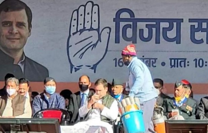 Chaiwala suddenly reached the stage before Rahul Gandhi's address