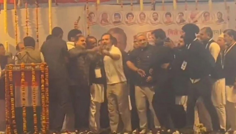 सबके सामने राहुल गांधी ने झटका कार्यकर्ता का हाथ, भाजपा ने कसा तंज