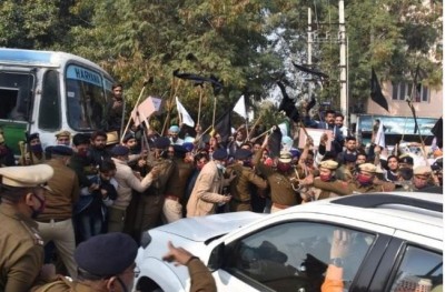 Farmers encircle CM Manohar Lal Khattar in Haryana amid protest